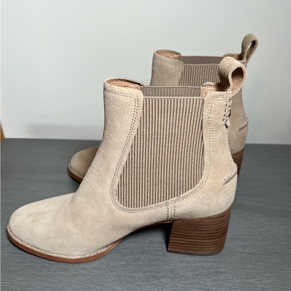 UGG Women's Faye Round Toe Suede Mid-Heel Booties - Picture 4 of 7